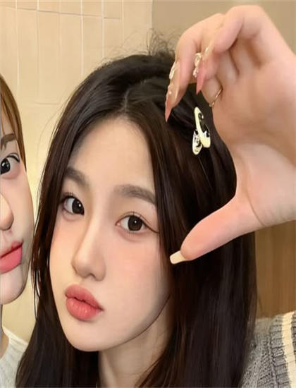 《挤爆蓝色情趣内衣的豪乳》值得看吗？优缺点全面分析与建议